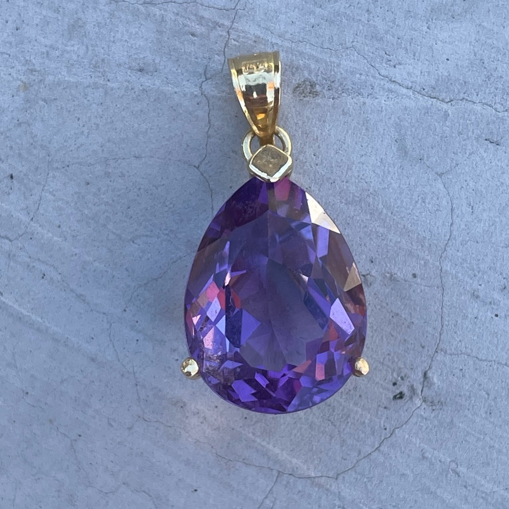 14k Gold & Amethyst Pendant Approximately 8 1/2 ct